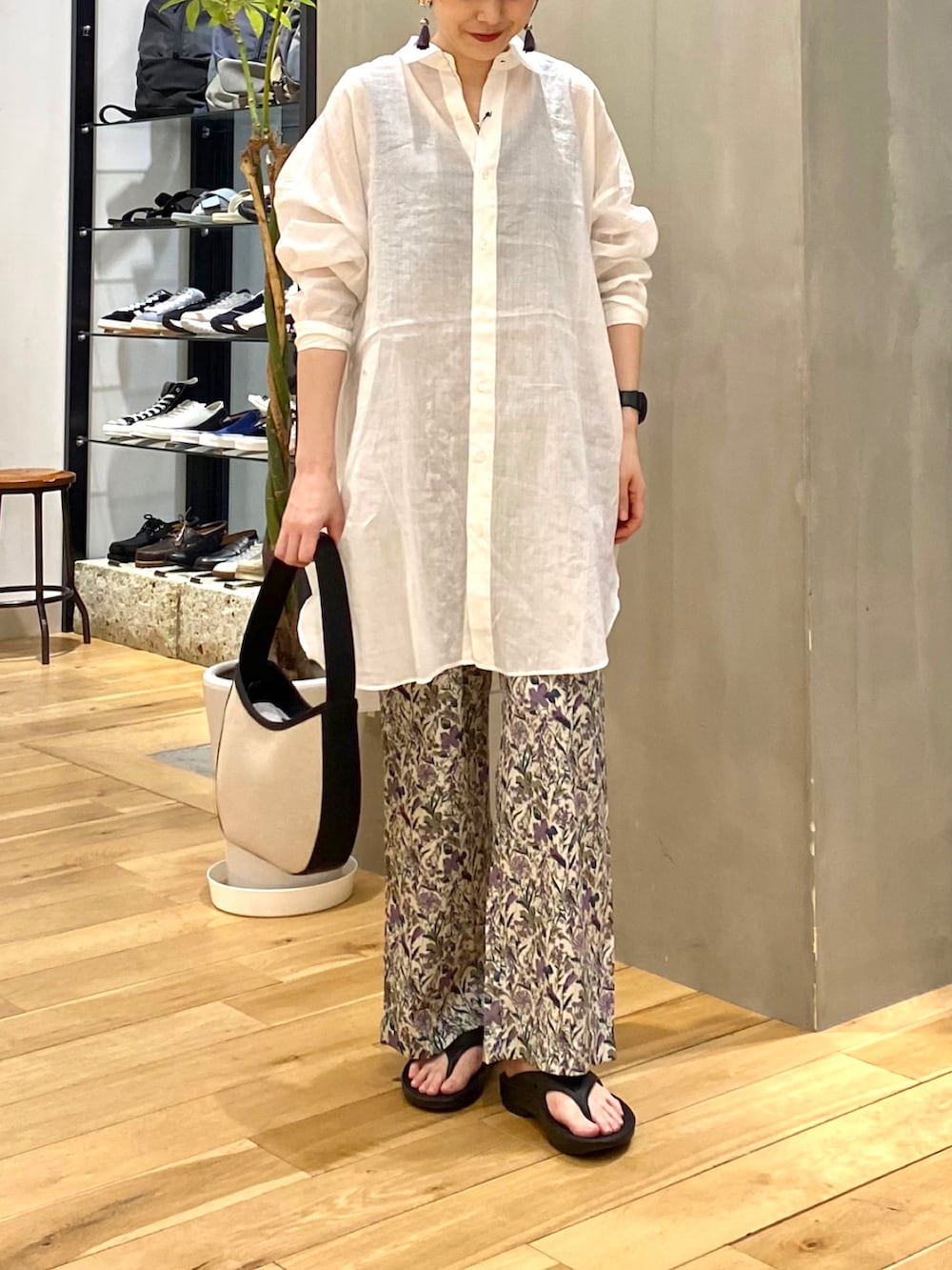 ホワイト系のシャツ/ブラウス、ブラック系のタンクトップ、パープル系のその他パンツを着用したレディースの春コーディネートの4枚目の写真