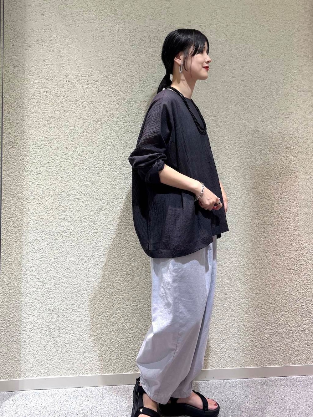 「大人カジュアル、デートコーデ、ママコーデ、きれいめカジュアル、シンプルコーデ、かぐれ、雨の日コーデ、newarrival、休日スタイル、30代、旅行コーデ、ブルベ夏、骨格ウェーブ、帰省コーデ、下半身太め」｜「かぐれのカラーコクーンパンツ（その他パンツ、パープル系）」を使った、saoriさん（レディース・158cm）の夏コーディネートの2枚目の写真