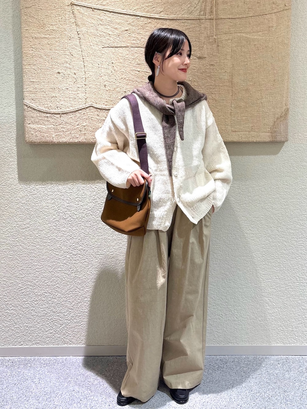ホワイト系のニット/セーター、ホワイト系のニット/セーター、ベージュ系のその他パンツを着用したレディースの秋コーディネートの6枚目の写真