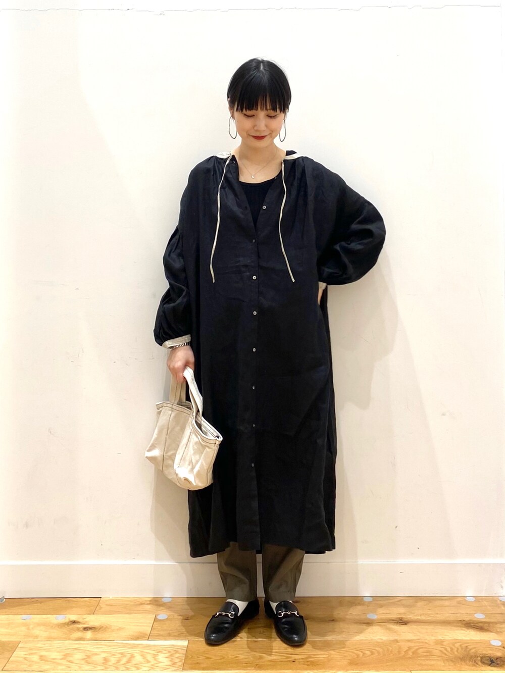 ブラック系のワンピース、ブラック系のタンクトップ、グリーン系のその他パンツを着用したレディースの春コーディネートの2枚目の写真