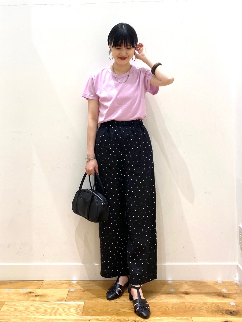 ブラック系のその他パンツ、ブラック系のショルダーバッグ、ブラック系のサンダルを着用したレディースの春コーディネートの2枚目の写真