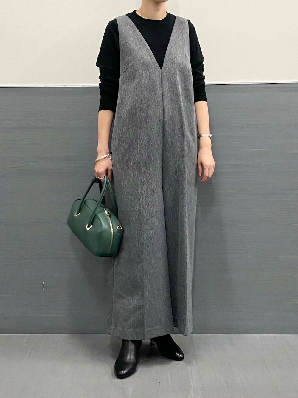 ブラック系のTシャツ/カットソー、グレー系のサロペット/オーバーオール、ブラック系のブーツを着用したレディースの秋コーディネートの4枚目の写真