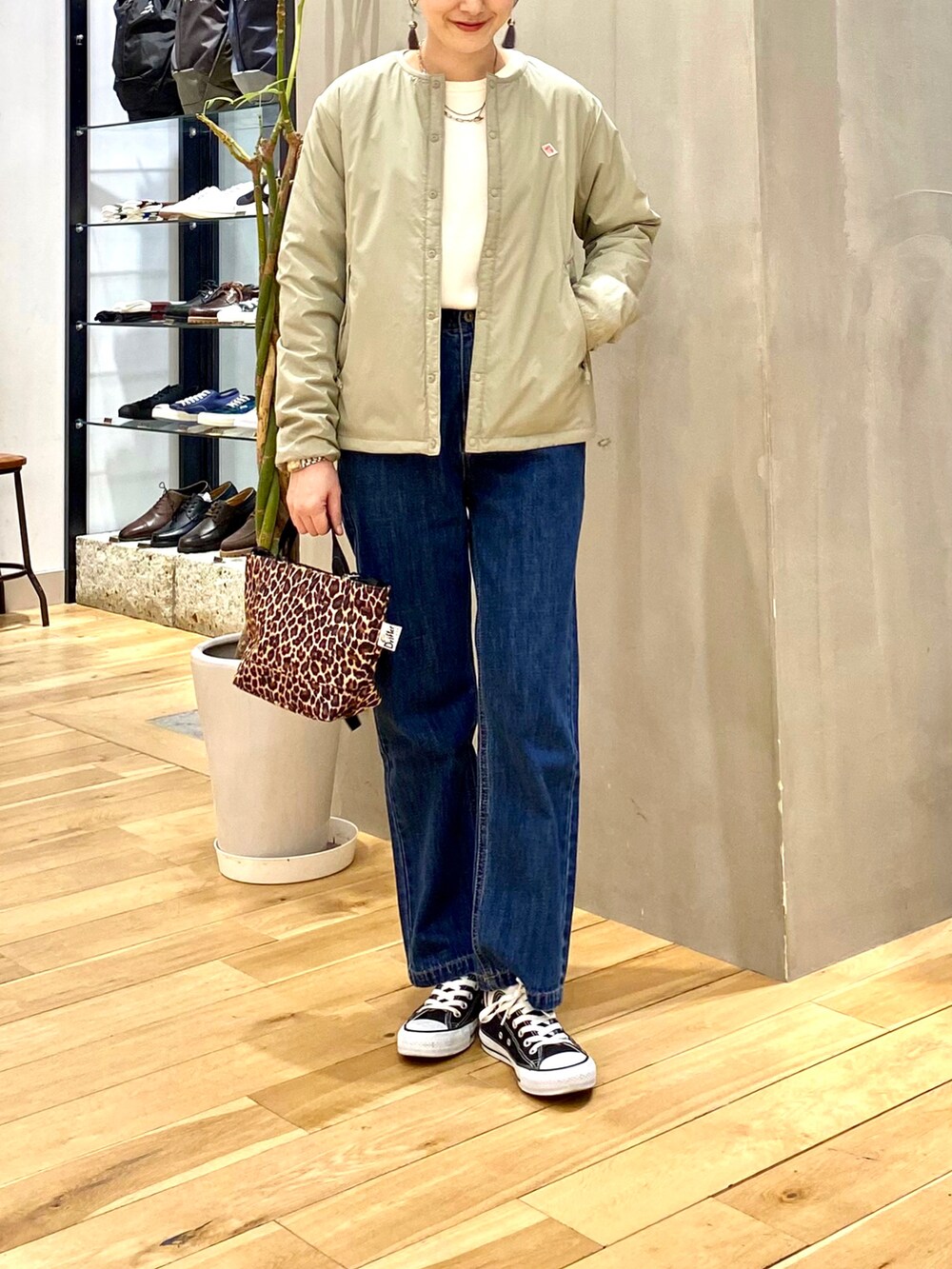 グリーン系のその他アウター、ホワイト系のニット/セーター、ブルー系のデニムパンツを着用したレディースの冬コーディネートの4枚目の写真