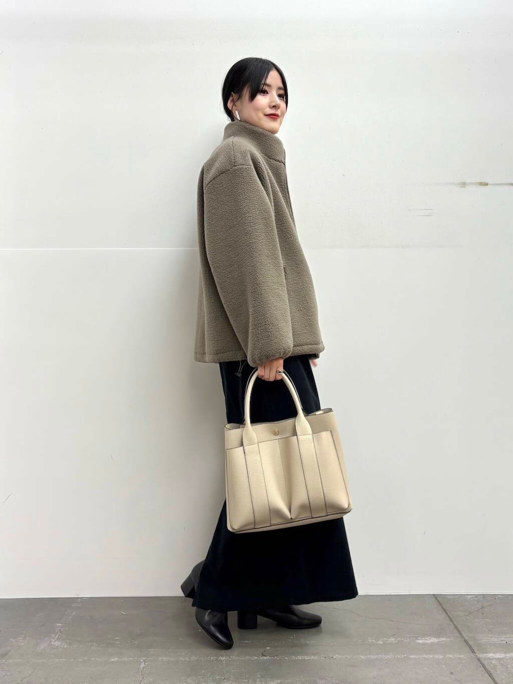 ブラック系のブーツ、グレー系のブルゾン、その他のニット/セーターを着用したレディースの冬コーディネートの2枚目の写真