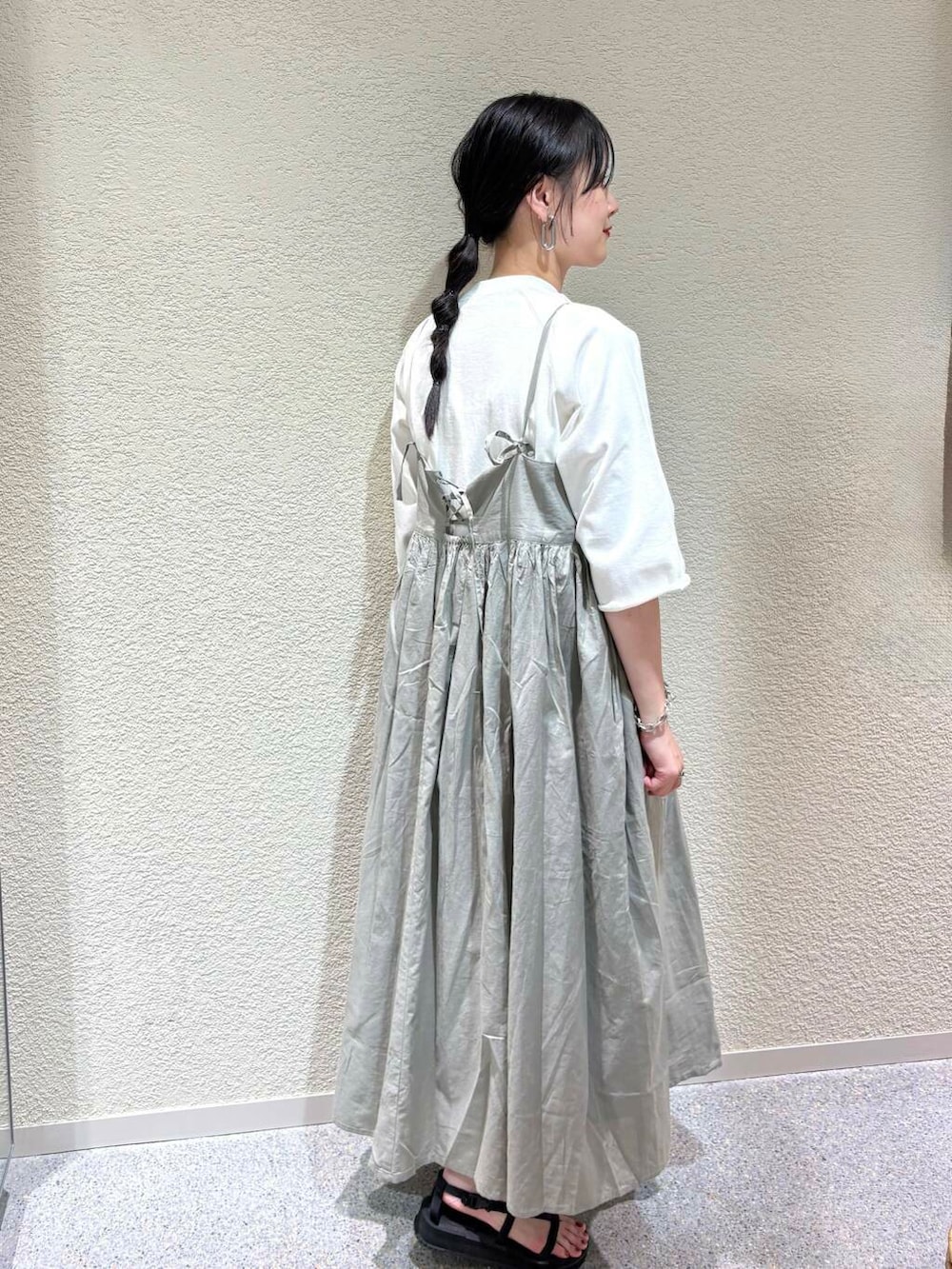 グリーン系のワンピース、ホワイト系のTシャツ/カットソーを着用したレディースの夏コーディネートの3枚目の写真