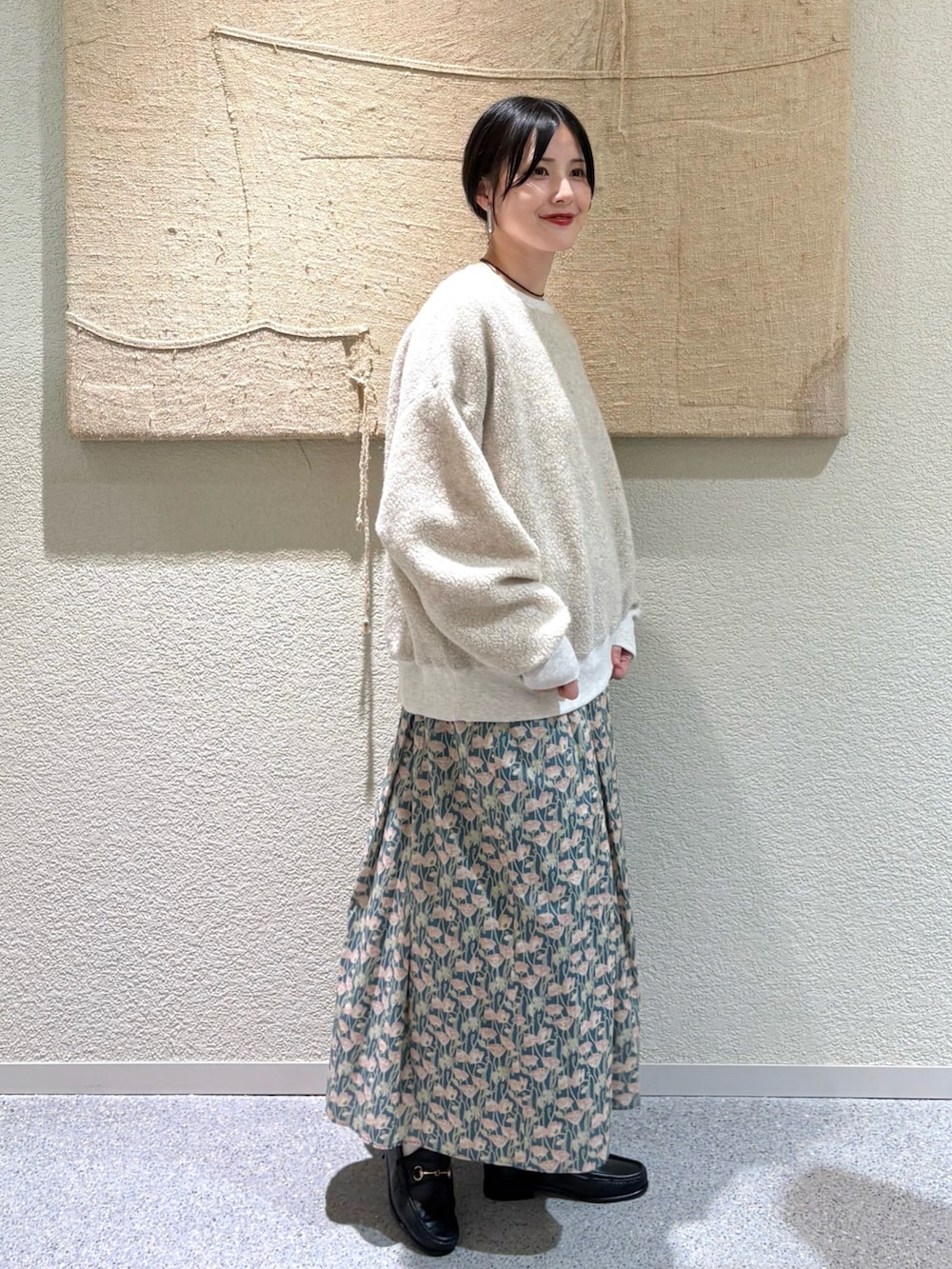 ベージュ系のその他トップス、ベージュ系のその他トップス、その他のスカートを着用したレディースの秋コーディネートの2枚目の写真