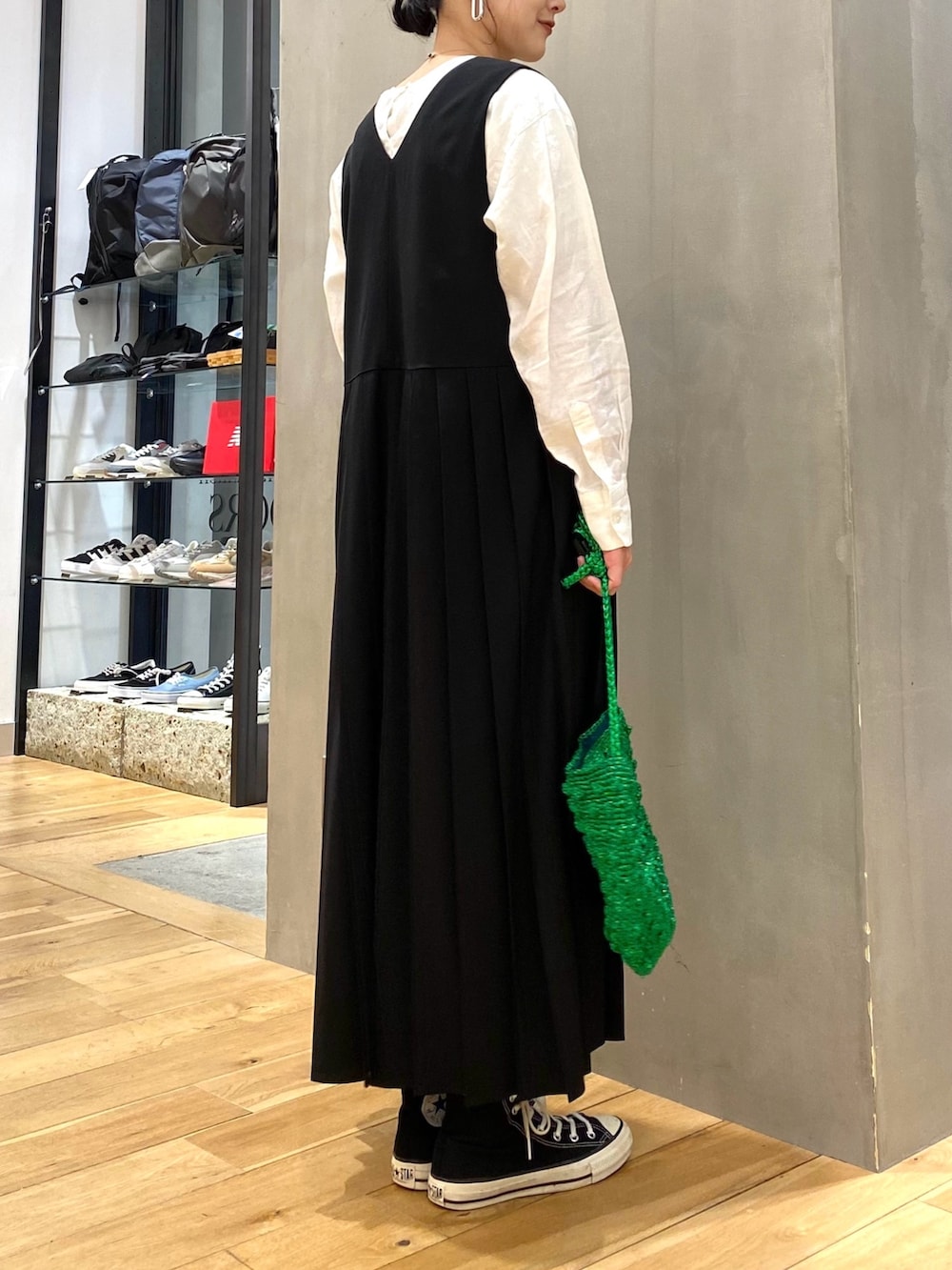 ベージュ系のトレンチコート、ホワイト系のTシャツ/カットソー、ブラック系のワンピースを着用したレディースの冬コーディネートの8枚目の写真