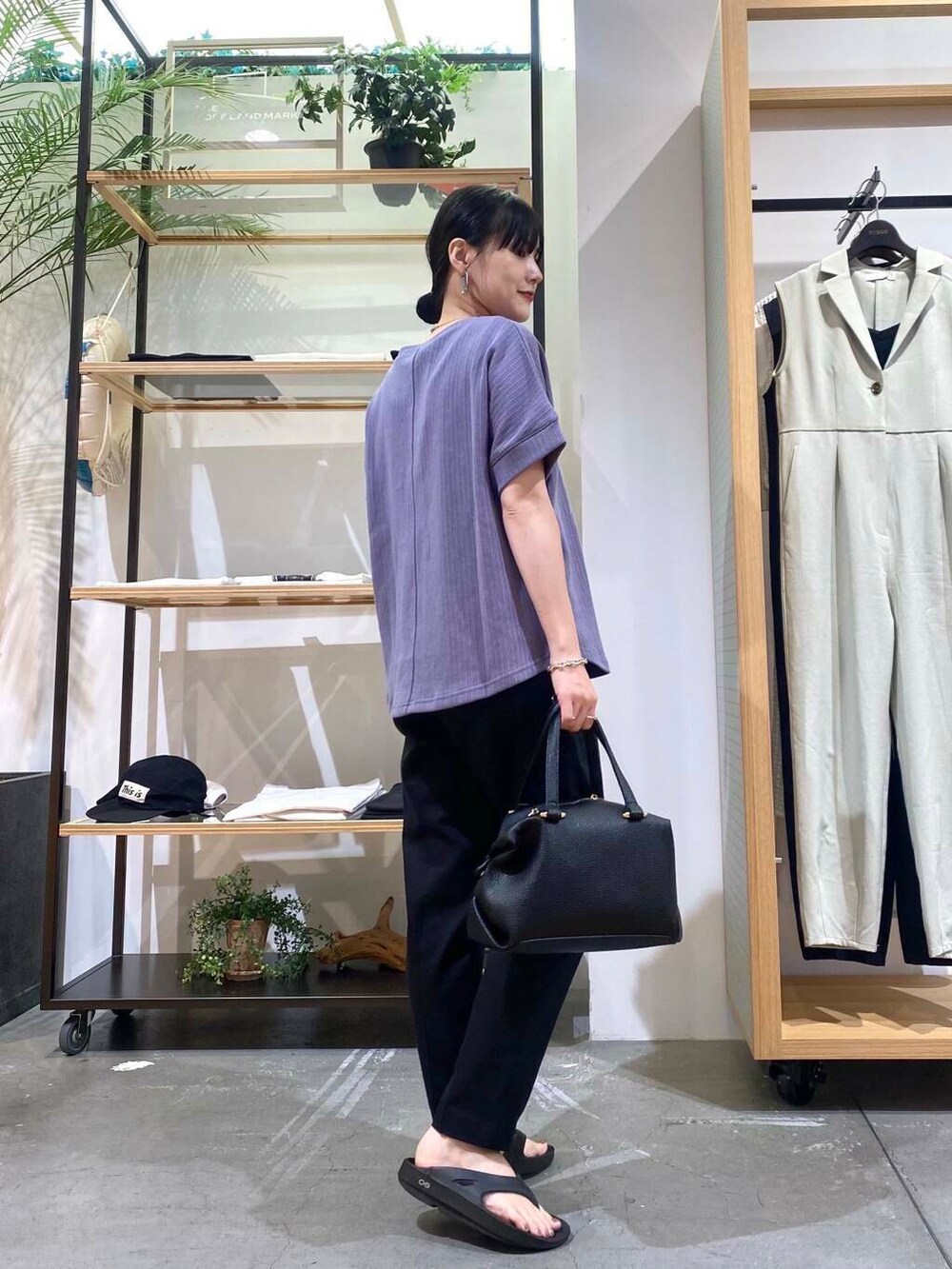 ブラック系のその他パンツ、ブラック系のハンドバッグ、パープル系のTシャツ/カットソーを着用したレディースの夏コーディネートの2枚目の写真