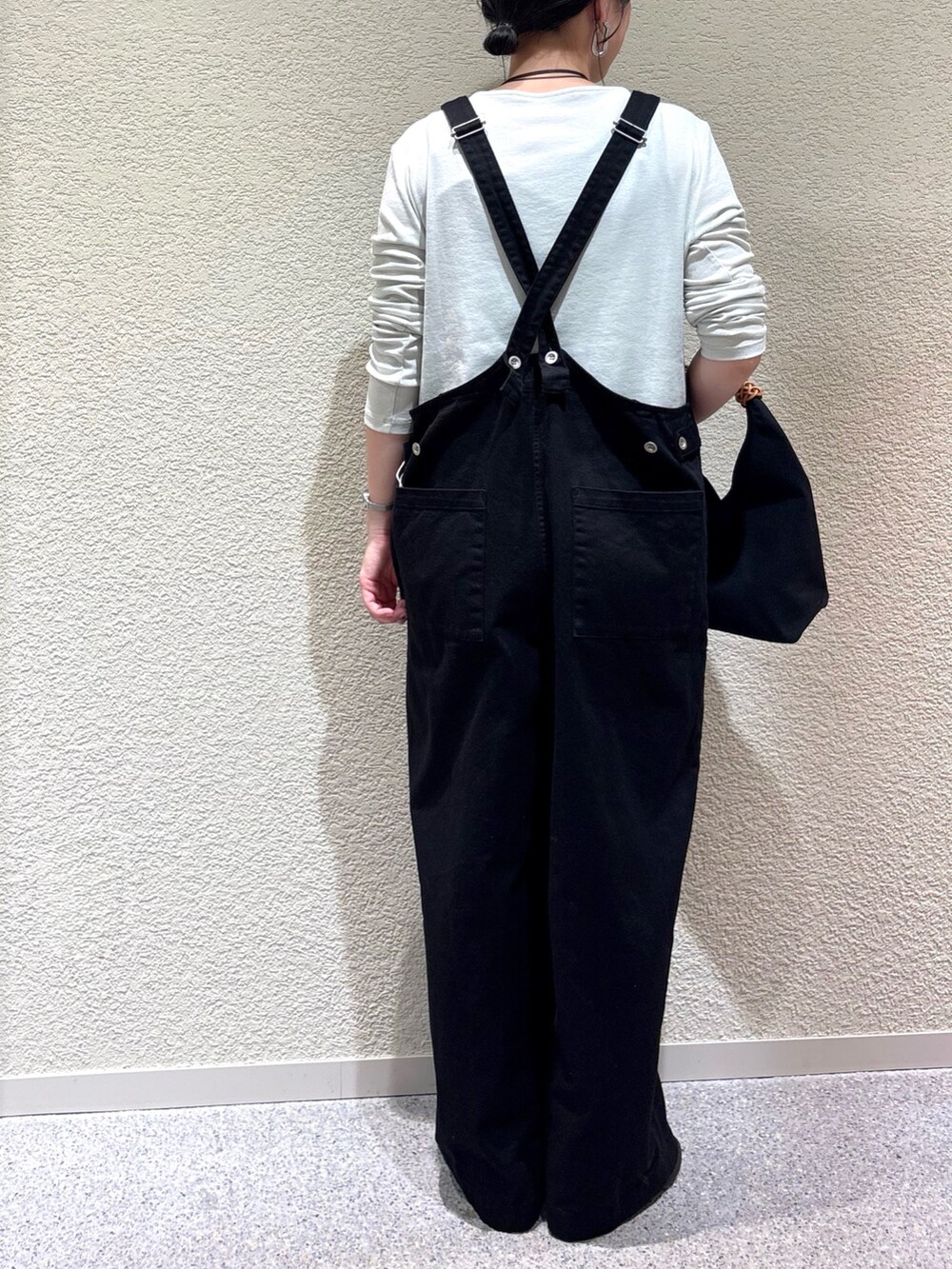 グリーン系のTシャツ/カットソー、グリーン系のTシャツ/カットソー、ブラック系のサロペット/オーバーオールを着用したレディースの秋コーディネートの5枚目の写真