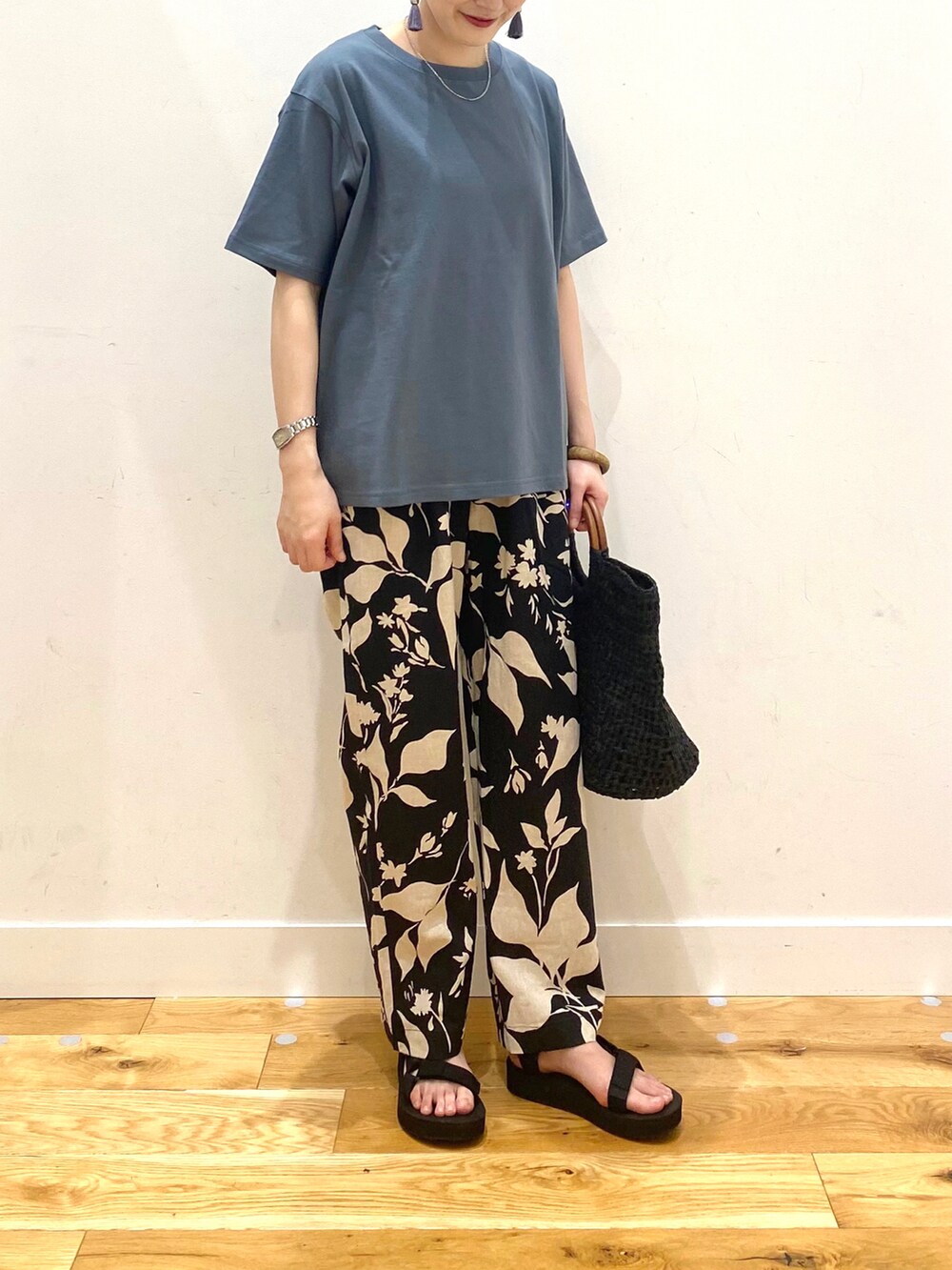 ブラック系のその他パンツ、ブラック系のトートバッグ、ブラック系のサンダルを着用したレディースの春コーディネートの4枚目の写真