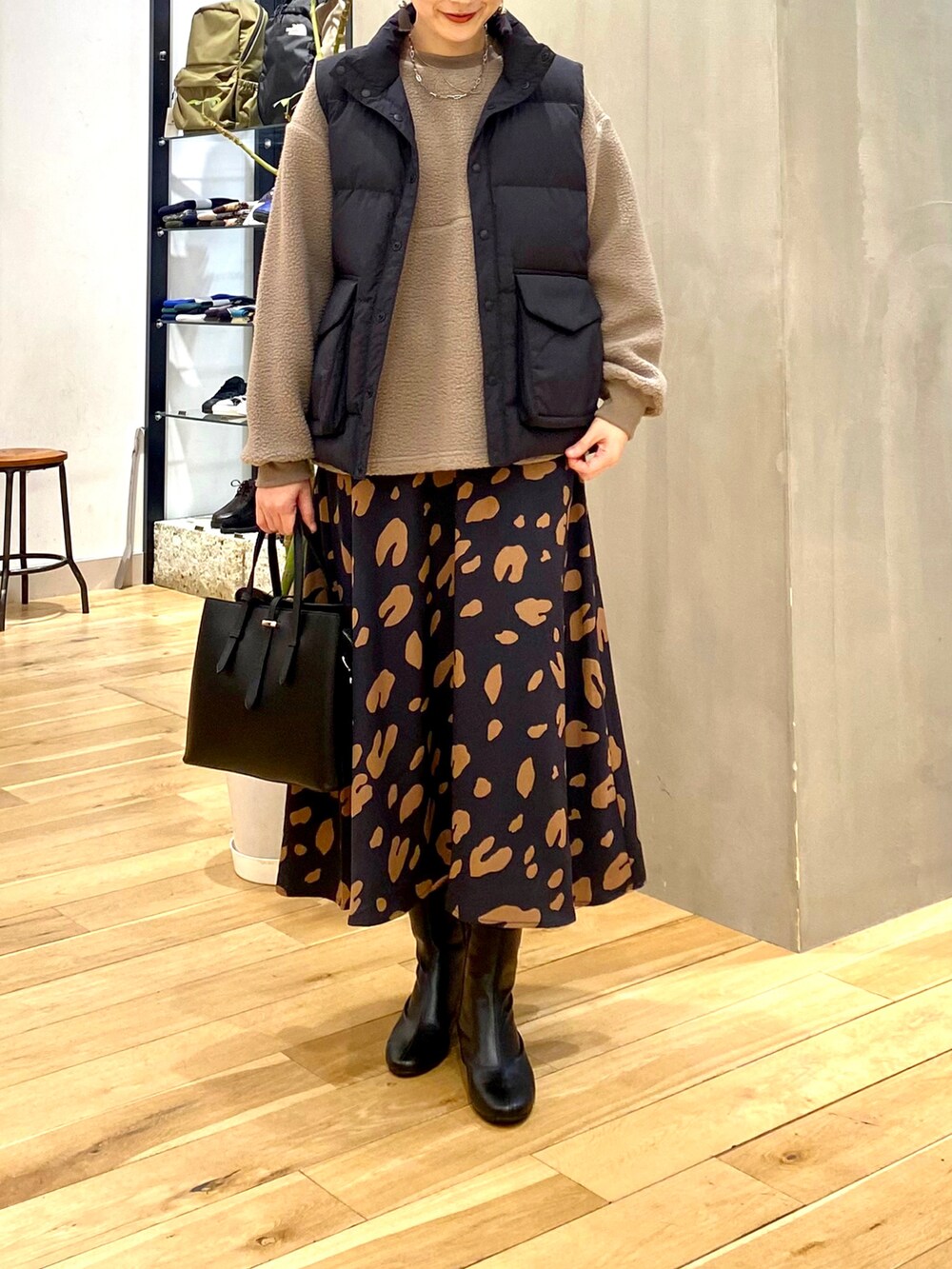 「きれいめカジュアル、休日スタイル、シンプルコーデ、大人カジュアル、マイベストコーデ2022、服とコスメでなりたい自分に、クリスマスに着たい服、レイヤードスタイル、ダウンベスト、おしゃれさんと繋がりたい、URBAN RESEARCH DOORS、URBAN RESEARCH DOORS WOMENS、冬コーデ」|「URBAN RESEARCH DOORSのボアクルーネックプルオーバー(Tシャツ/カットソー、ブラウン系)」を使った、saoriさん(レディース・158cm)の冬コーディネートの4枚目の写真