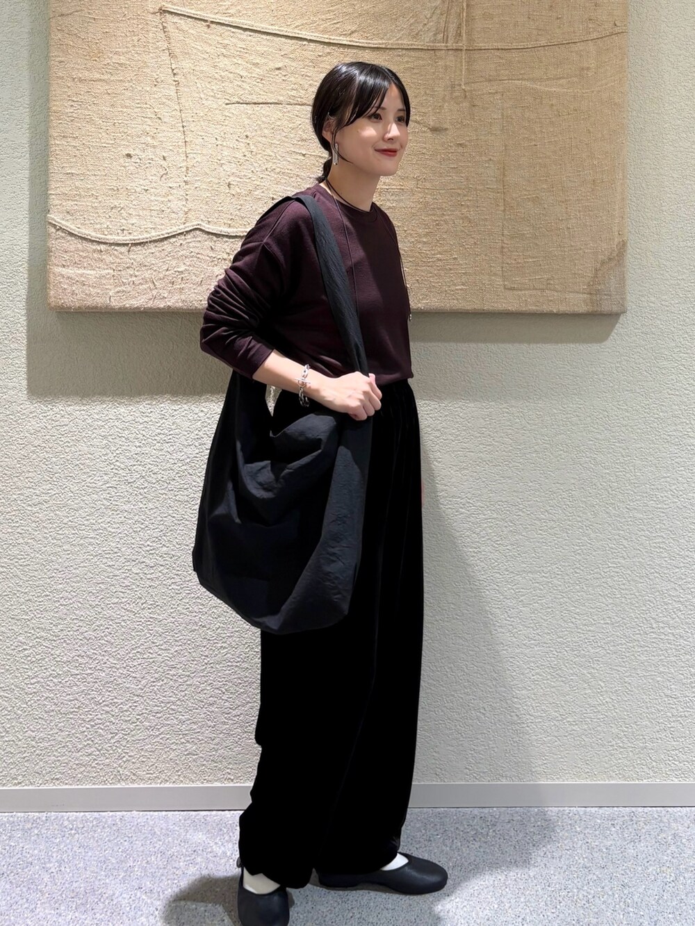 ブラウン系のTシャツ/カットソー、ブラウン系のTシャツ/カットソー、ブラック系のその他パンツを着用したレディースの秋コーディネートの2枚目の写真