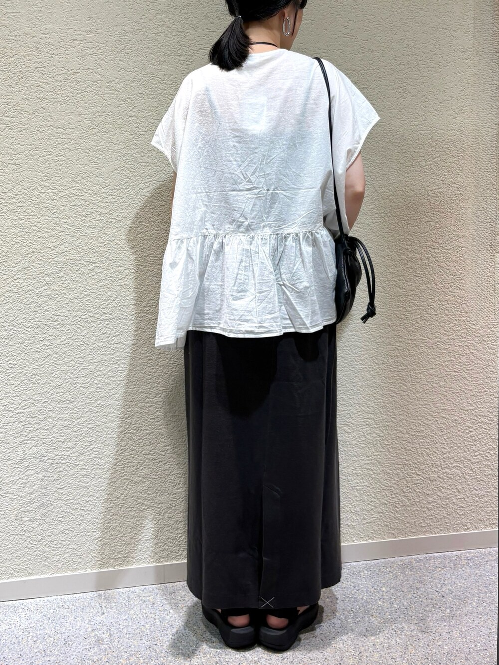 ホワイト系のシャツ/ブラウス、グレー系のスカートを着用したレディースの夏コーディネートの5枚目の写真