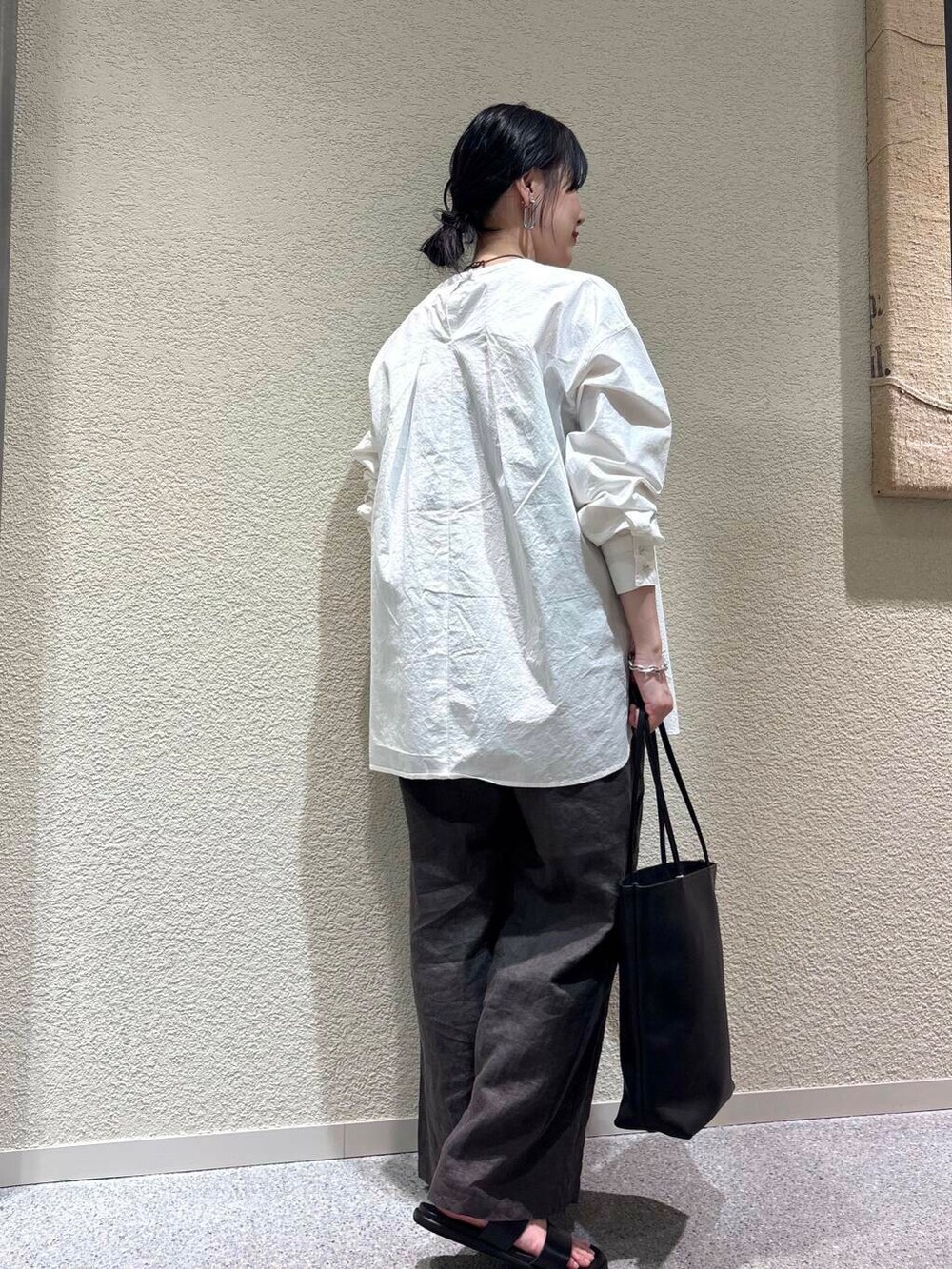 ホワイト系のシャツ/ブラウス、グレー系のその他パンツを着用したレディースの春コーディネートの3枚目の写真