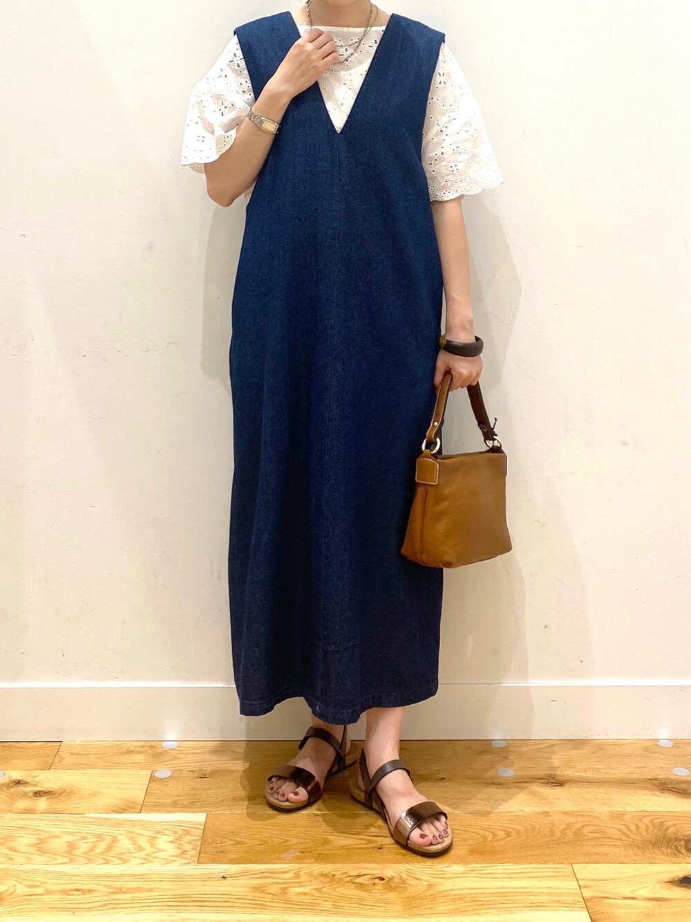 ホワイト系のシャツ/ブラウス、ブルー系のワンピース、ブラウン系のサンダルを着用したレディースの夏コーディネートの4枚目の写真