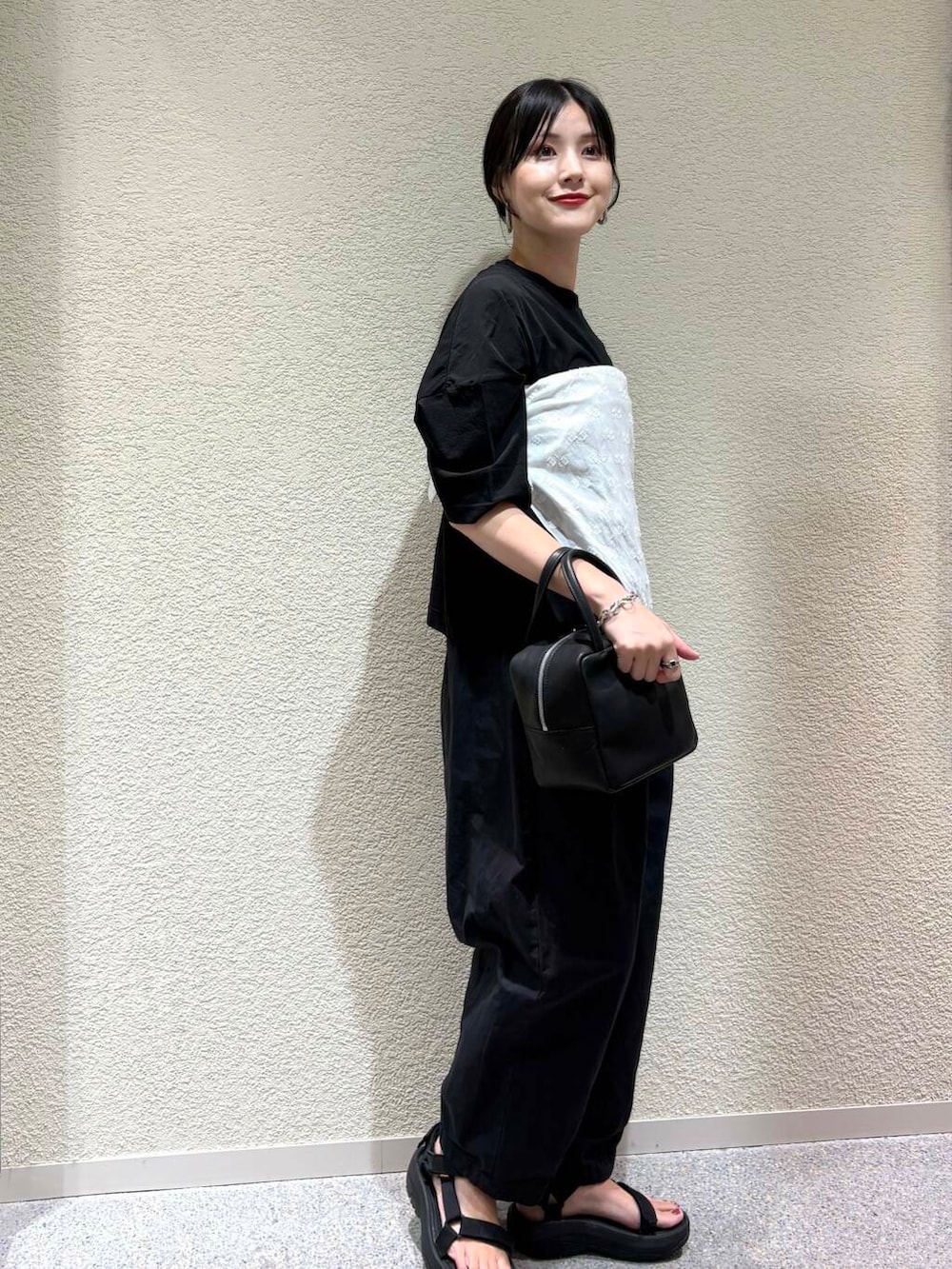 「大人カジュアル、デートコーデ、ママコーデ、きれいめカジュアル、シンプルコーデ、かぐれ、雨の日コーデ、newarrival、休日スタイル、30代、旅行コーデ、ブルベ夏、紫外線対策、骨格ウェーブ、暑い」｜「かぐれのコットンクロップドパンツ（その他パンツ、ブラック系）」を使った、saoriさん（レディース・158cm）の夏コーディネートの2枚目の写真