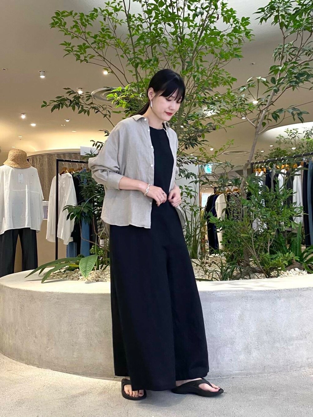 ベージュ系のシャツ/ブラウス、ブラック系のサロペット/オーバーオールを着用したレディースの夏コーディネートの3枚目の写真