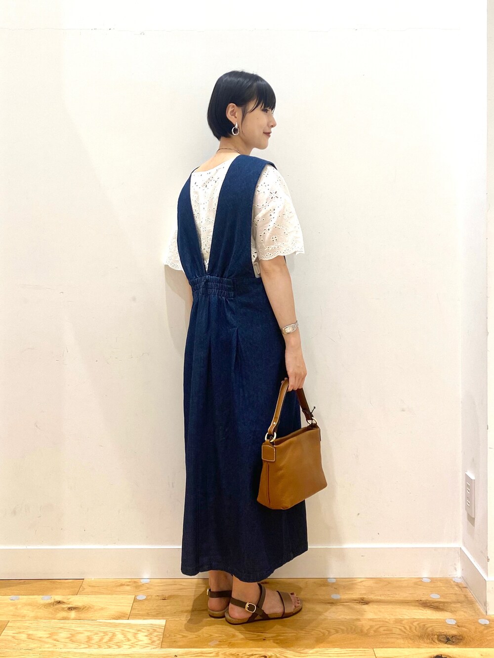 ホワイト系のシャツ/ブラウス、ブルー系のワンピース、ブラウン系のサンダルを着用したレディースの夏コーディネートの3枚目の写真