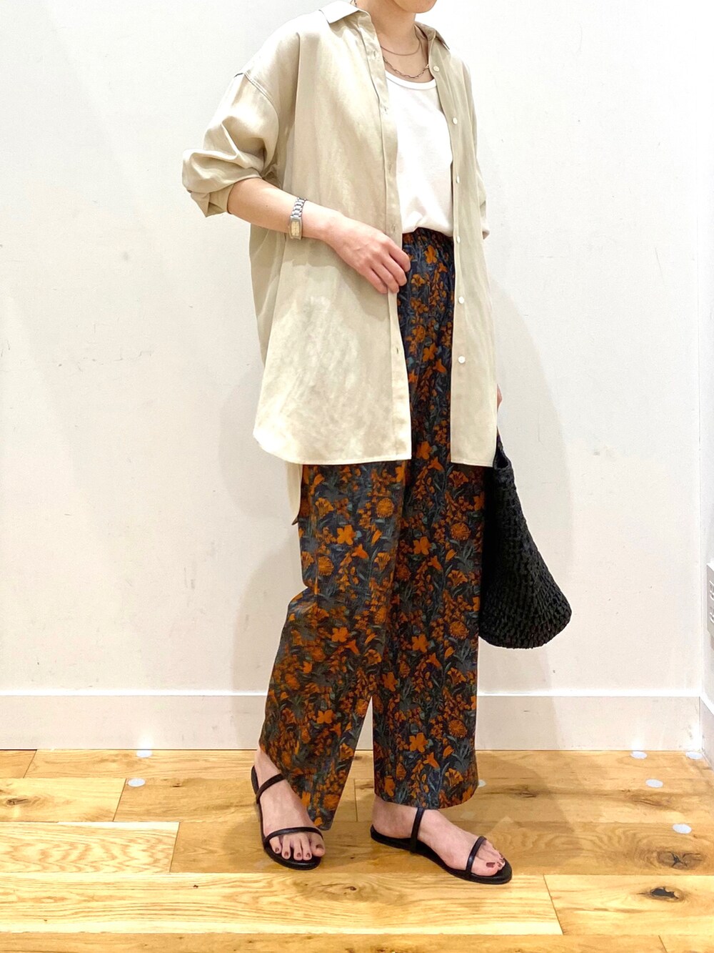 ベージュ系のシャツ/ブラウス、ホワイト系のタンクトップ、オレンジ系のその他パンツを着用したレディースの夏コーディネートの4枚目の写真