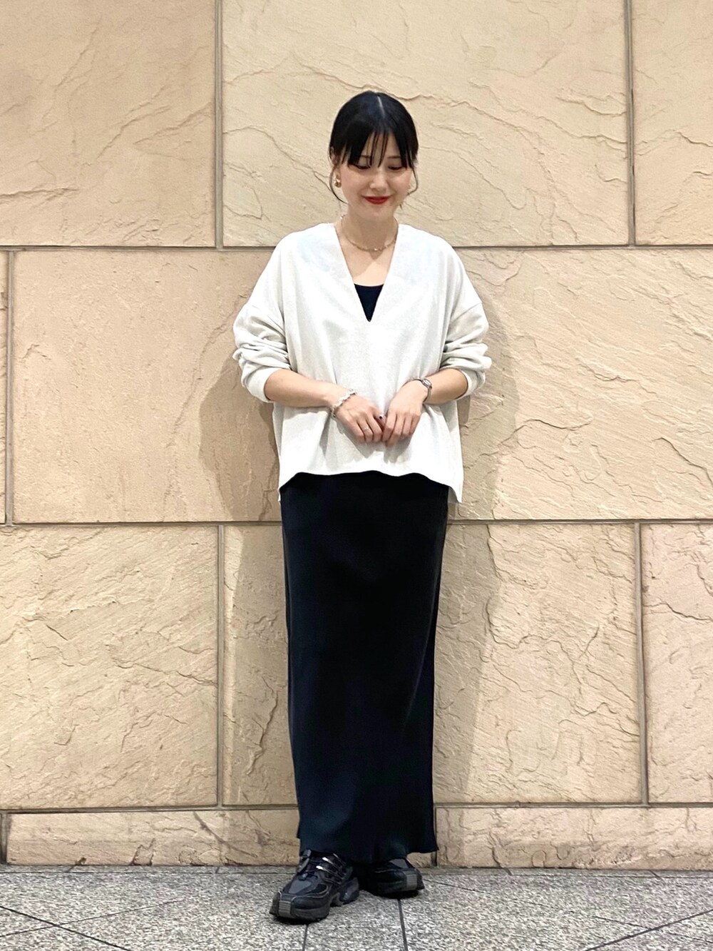 ホワイト系のTシャツ/カットソー、ブラック系のスカートを着用したレディースの秋コーディネートの3枚目の写真