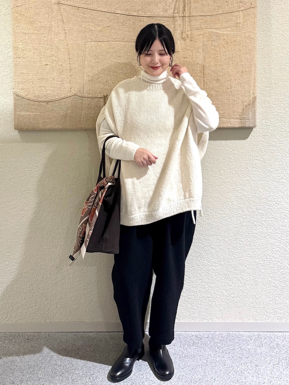 ホワイト系のニット/セーター、ホワイト系のニット/セーター、ホワイト系のニット/セーターを着用したレディースの秋コーディネートの6枚目の写真