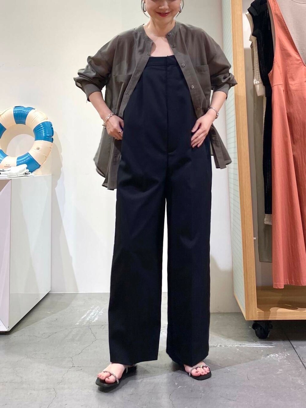 ブラック系のサンダル、グレー系のシャツ/ブラウス、ブラック系のサロペット/オーバーオールを着用したレディースの夏コーディネートの6枚目の写真