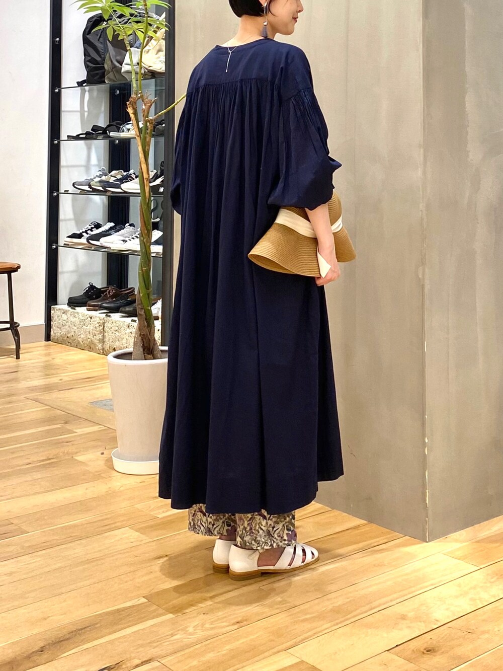 ブルー系のワンピース、ホワイト系のタンクトップ、パープル系のその他パンツを着用したレディースの春コーディネートの5枚目の写真