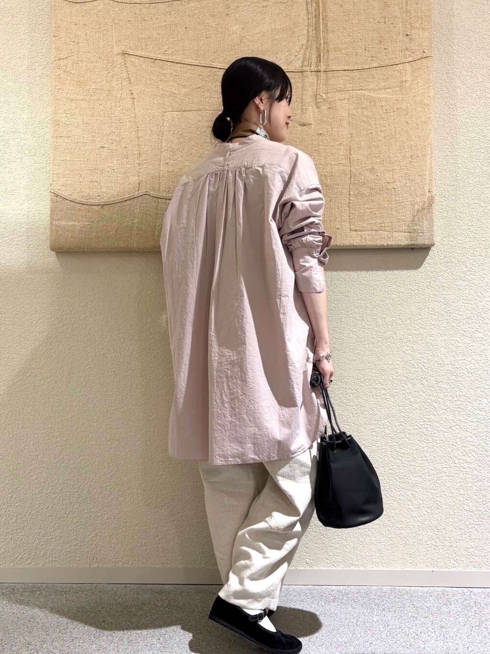 ベージュ系のその他パンツ、ピンク系のシャツ/ブラウスを着用したレディースの春コーディネートの3枚目の写真