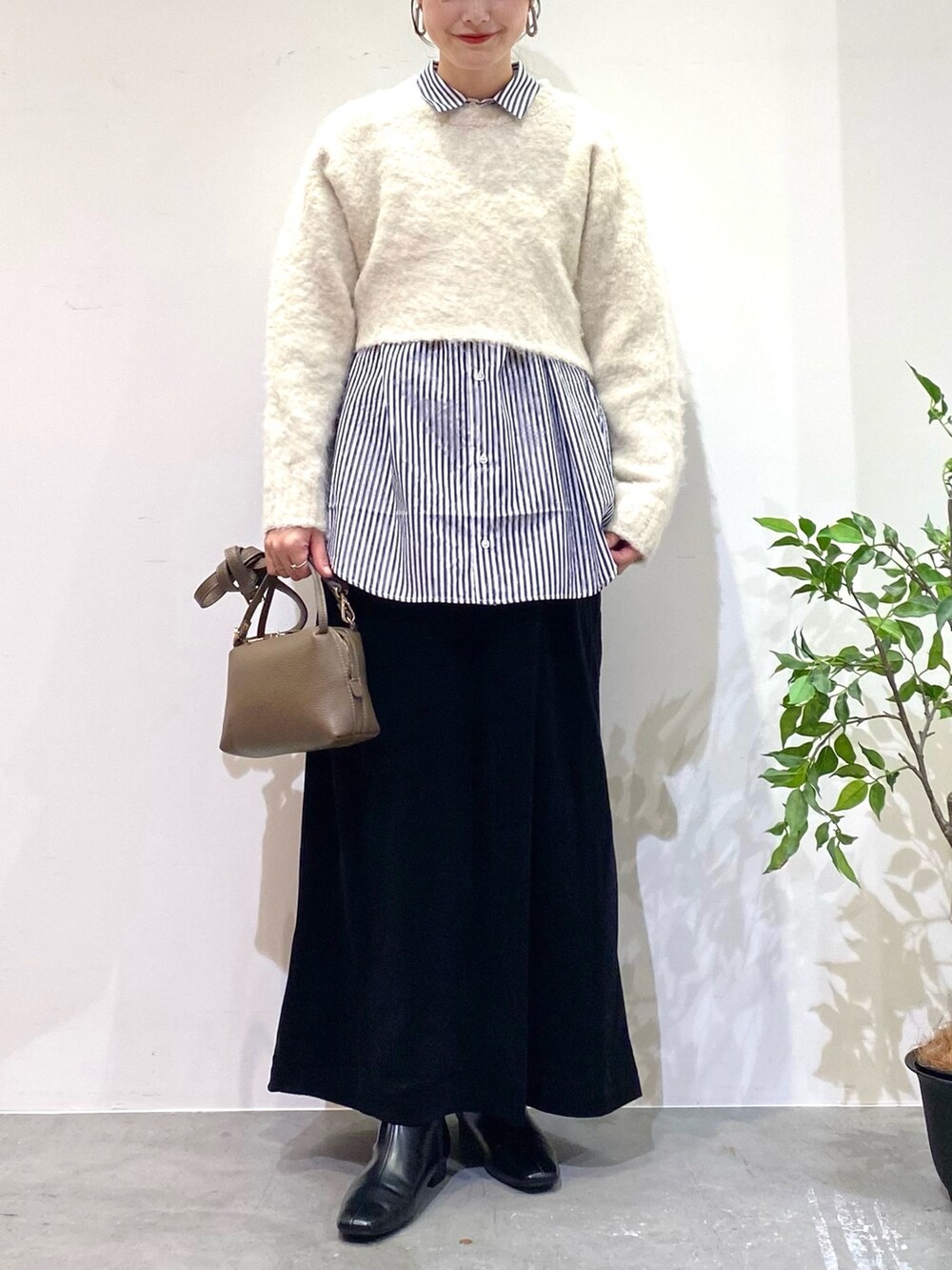 ホワイト系のニット/セーター、その他のシャツ/ブラウス、ブラック系のスカートを着用したレディースの秋コーディネートの5枚目の写真