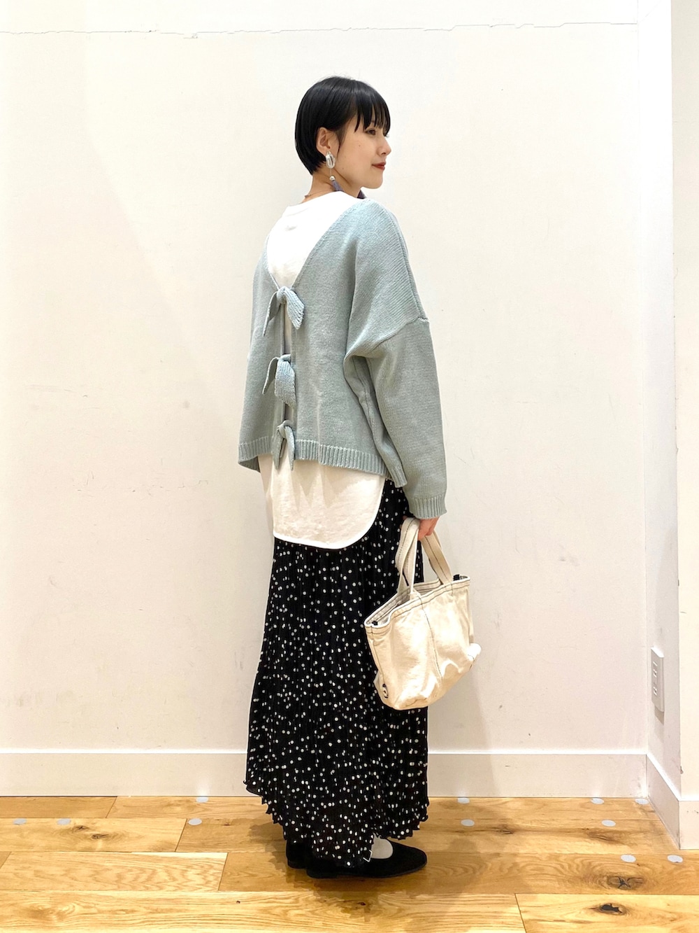 「きれいめカジュアル、休日スタイル、あったかコーデ、韓国ファッション、レイヤードスタイル、カラーニット、カラーパレット、淡色コーデ、シンプルコーデ、おしゃれさんと繋がりたい、URBAN RESEARCH DOORS、URBAN RESEARCH DOORS WOMENS」|「URBAN RESEARCH DOORSの2WAYリボンカーディガン(カーディガン/ボレロ、グリーン系)」を使った、saoriさん(レディース・158cm)の冬コーディネートの4枚目の写真