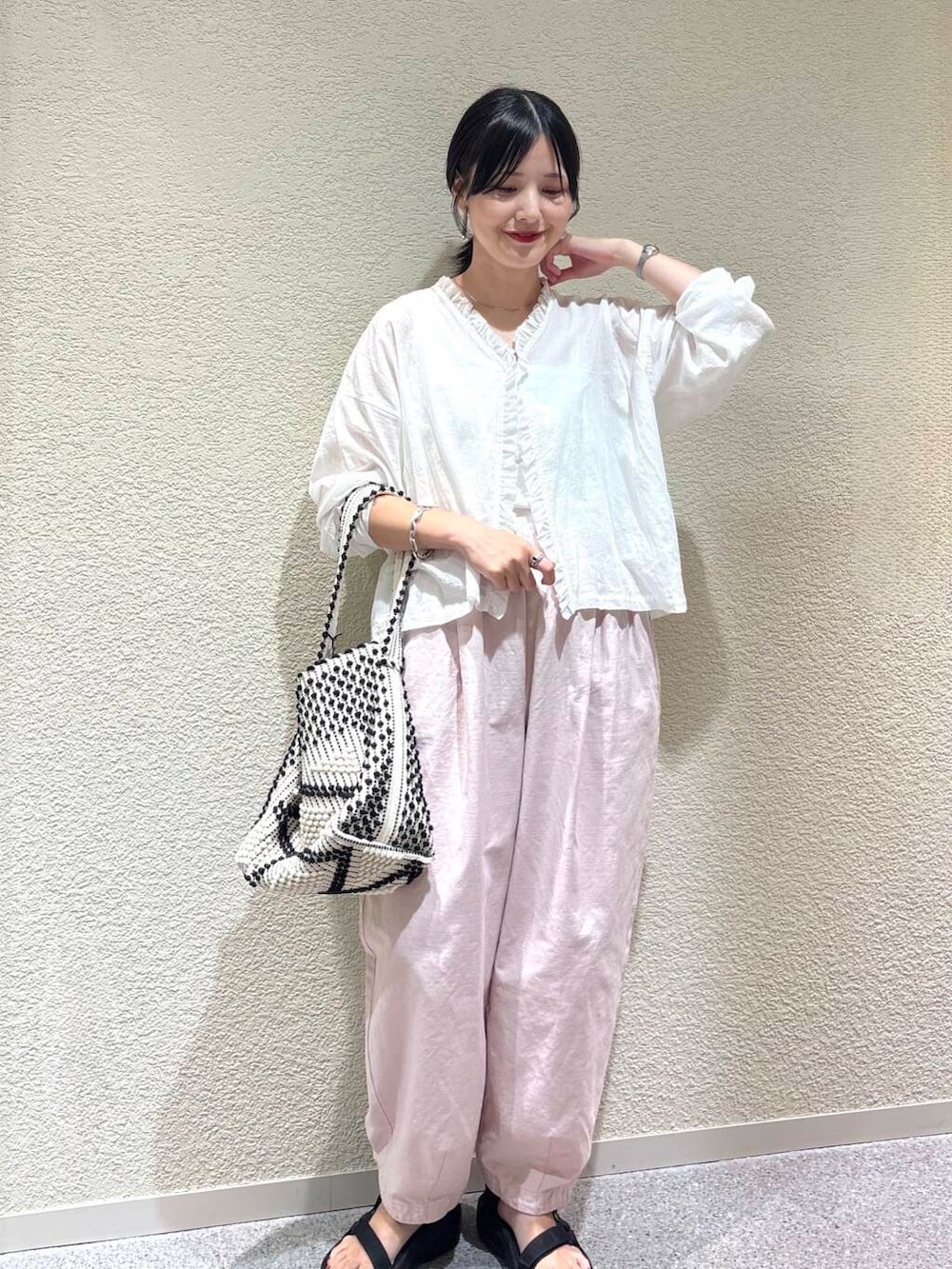 ピンク系のその他パンツ、ホワイト系のシャツ/ブラウスを着用したレディースの夏コーディネートの2枚目の写真