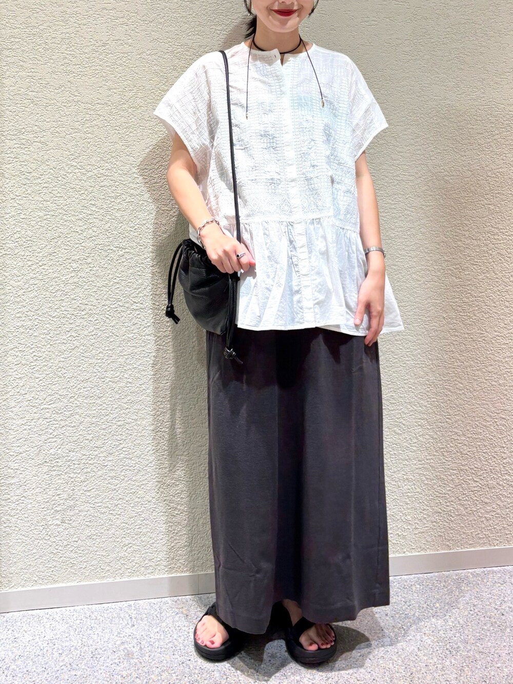 ホワイト系のシャツ/ブラウス、グレー系のスカートを着用したレディースの夏コーディネートの4枚目の写真