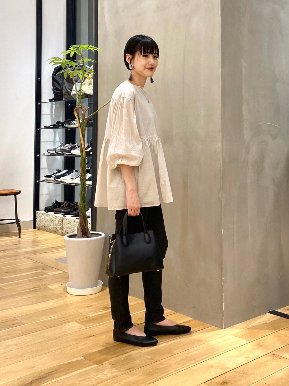 「きれいめカジュアル、休日スタイル、シンプルコーデ、大人カジュアル、春服みてみて、春コーデ、トレンチコート、春アウター、ベージュ、デニム、韓国ファッション、おしゃれさんと繋がりたい、URBAN RESEARCH DOORS、URBAN RESEARCH DOORS WOMENS」|「URBAN RESEARCH Sonny LabelのマルチWAYトレンチコート(トレンチコート、ベージュ系)」を使った、saoriさん(レディース・158cm)の春コーディネートの4枚目の写真