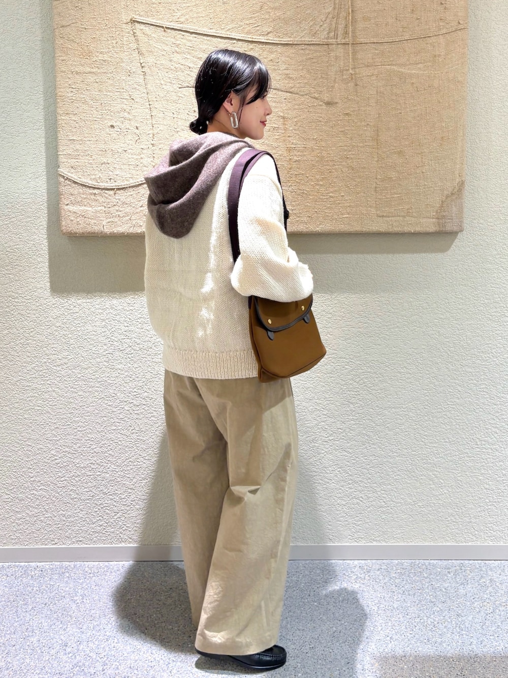 ホワイト系のニット/セーター、ホワイト系のニット/セーター、ベージュ系のその他パンツを着用したレディースの秋コーディネートの3枚目の写真