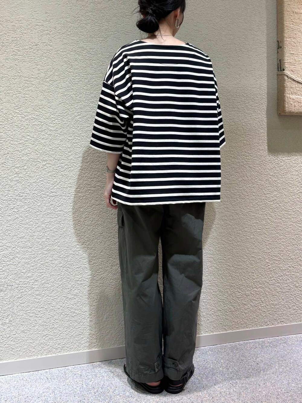 グリーン系のその他パンツ、ブラック系のTシャツ/カットソーを着用したレディースの春コーディネートの5枚目の写真