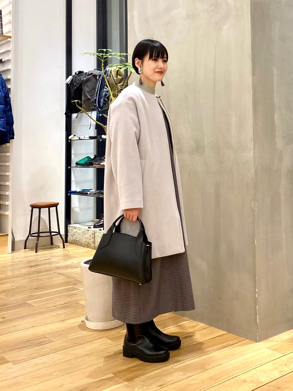 グレー系のその他アウター、グリーン系のニット/セーター、グレー系のワンピースを着用したレディースの冬コーディネートの2枚目の写真