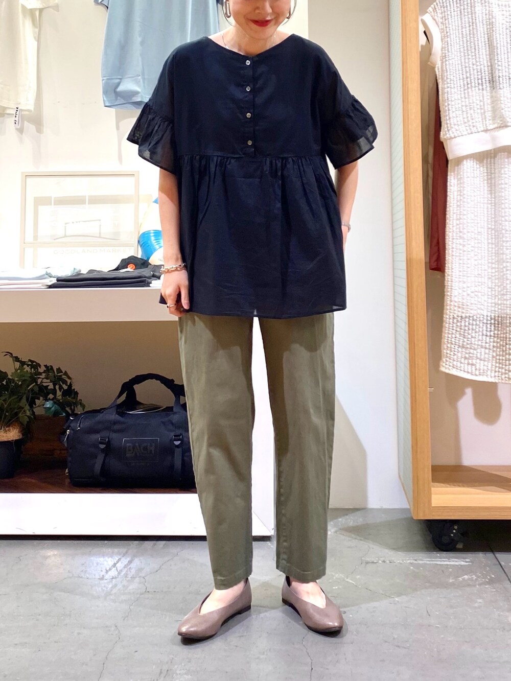 ブラック系のシャツ/ブラウス、グリーン系のその他パンツ、ベージュ系のパンプスを着用したレディースの夏コーディネートの6枚目の写真