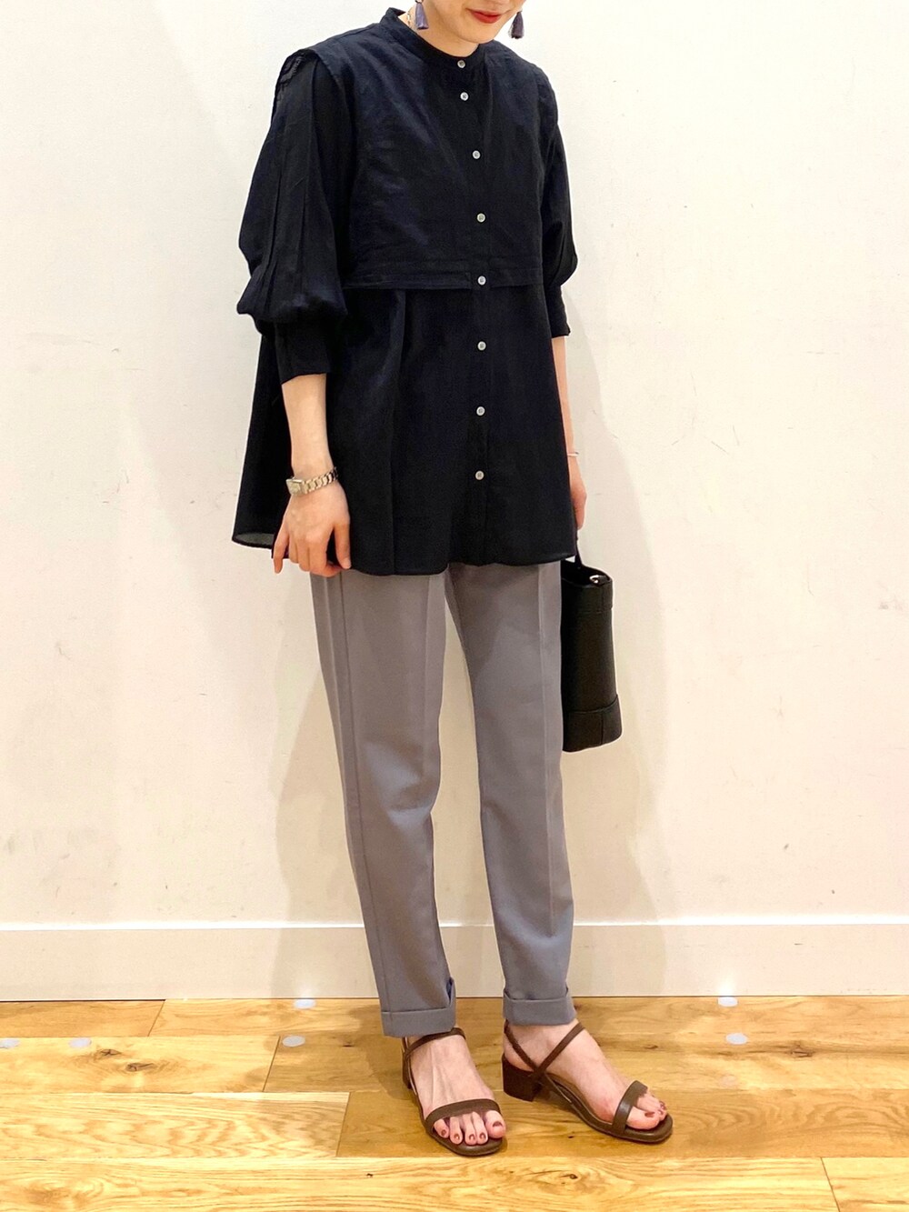 ブルー系のその他パンツ、ブラウン系のサンダル、ブラック系のシャツ/ブラウスを着用したレディースの春コーディネートの5枚目の写真