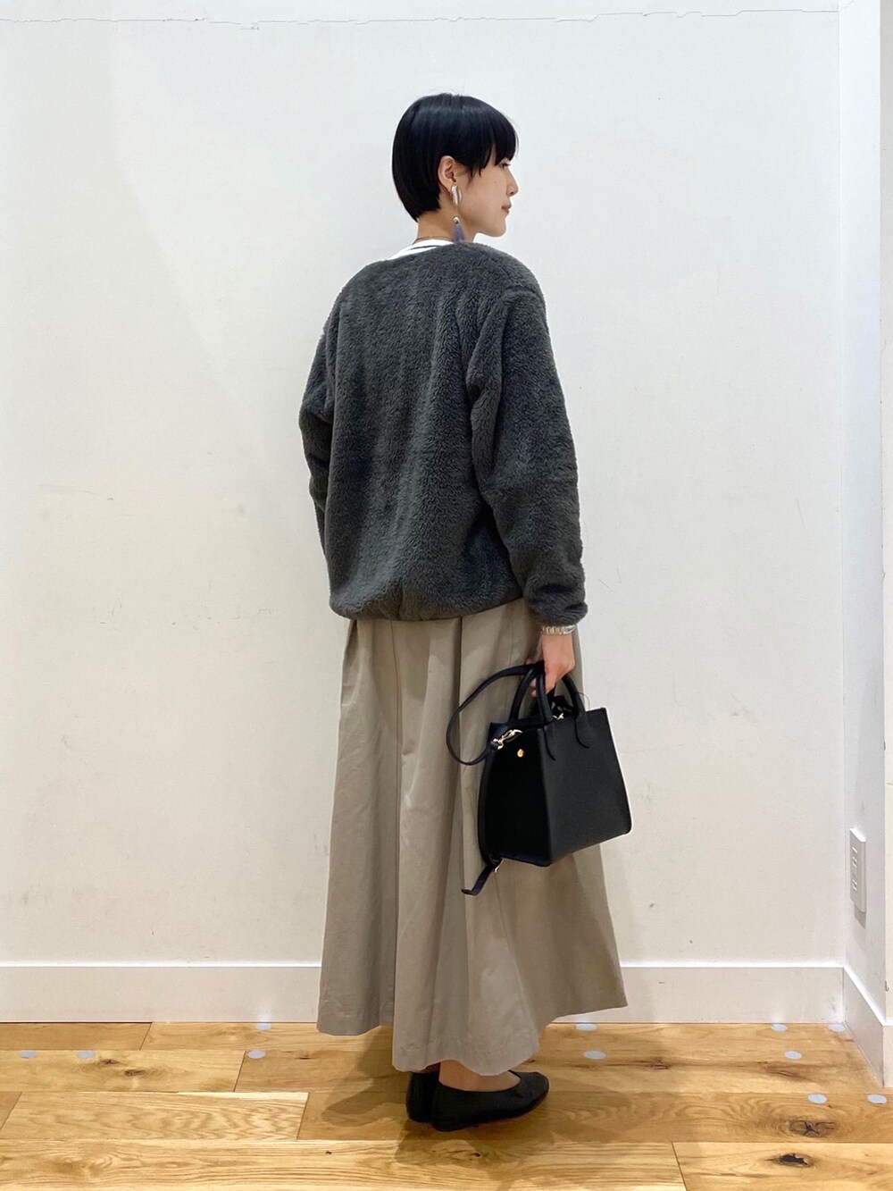 「ボーダー、冬コーデ、休日スタイル、タックイン、きれいめカジュアル、ボアジャケット、ミニバッグ、URBAN RESEARCH DOORS、グルカスカート、URBAN RESEARCH DOORS WOMENS、スクエアバッグ、おしゃれさんと繋がりたい」|「DANTONのDANTON HIGH PILE ZIP V-NECK JACKET(その他アウター、グレー系)」を使った、saoriさん(レディース・158cm)の秋コーディネートの3枚目の写真