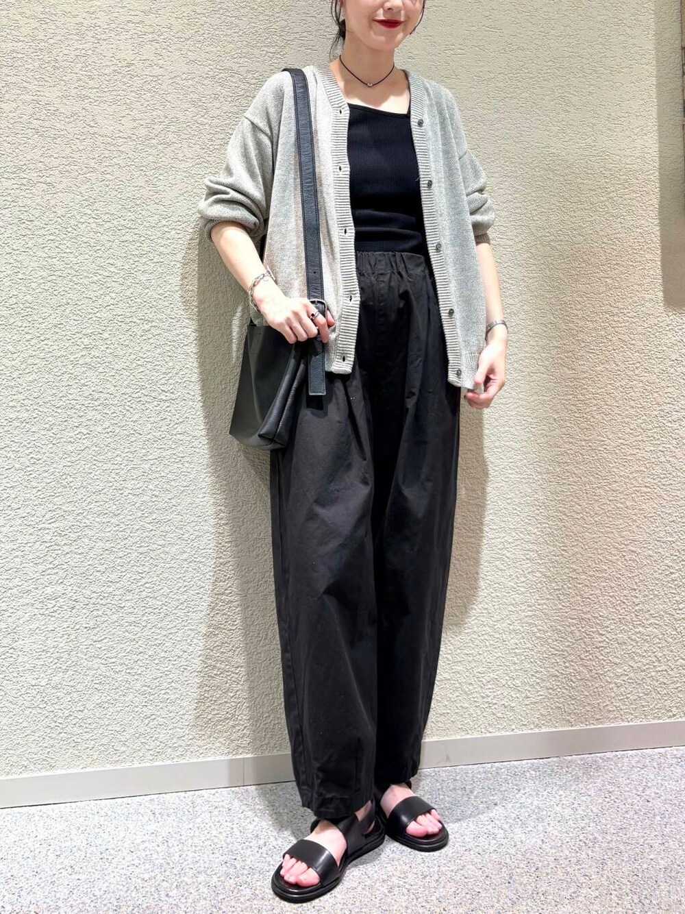 ブラック系のその他パンツ、グレー系のニット/セーターを着用したレディースの春コーディネートの4枚目の写真