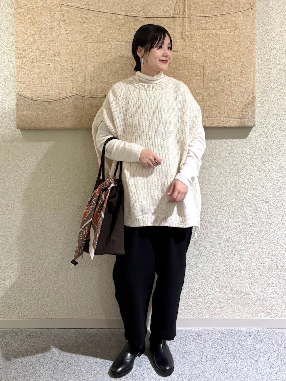 ホワイト系のニット/セーター、ホワイト系のニット/セーター、ホワイト系のニット/セーターを着用したレディースの秋コーディネートの2枚目の写真