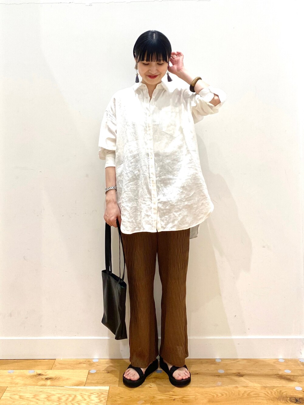 ホワイト系のシャツ/ブラウス、ホワイト系のタンクトップ、ブラウン系のその他パンツを着用したレディースの春コーディネートの2枚目の写真