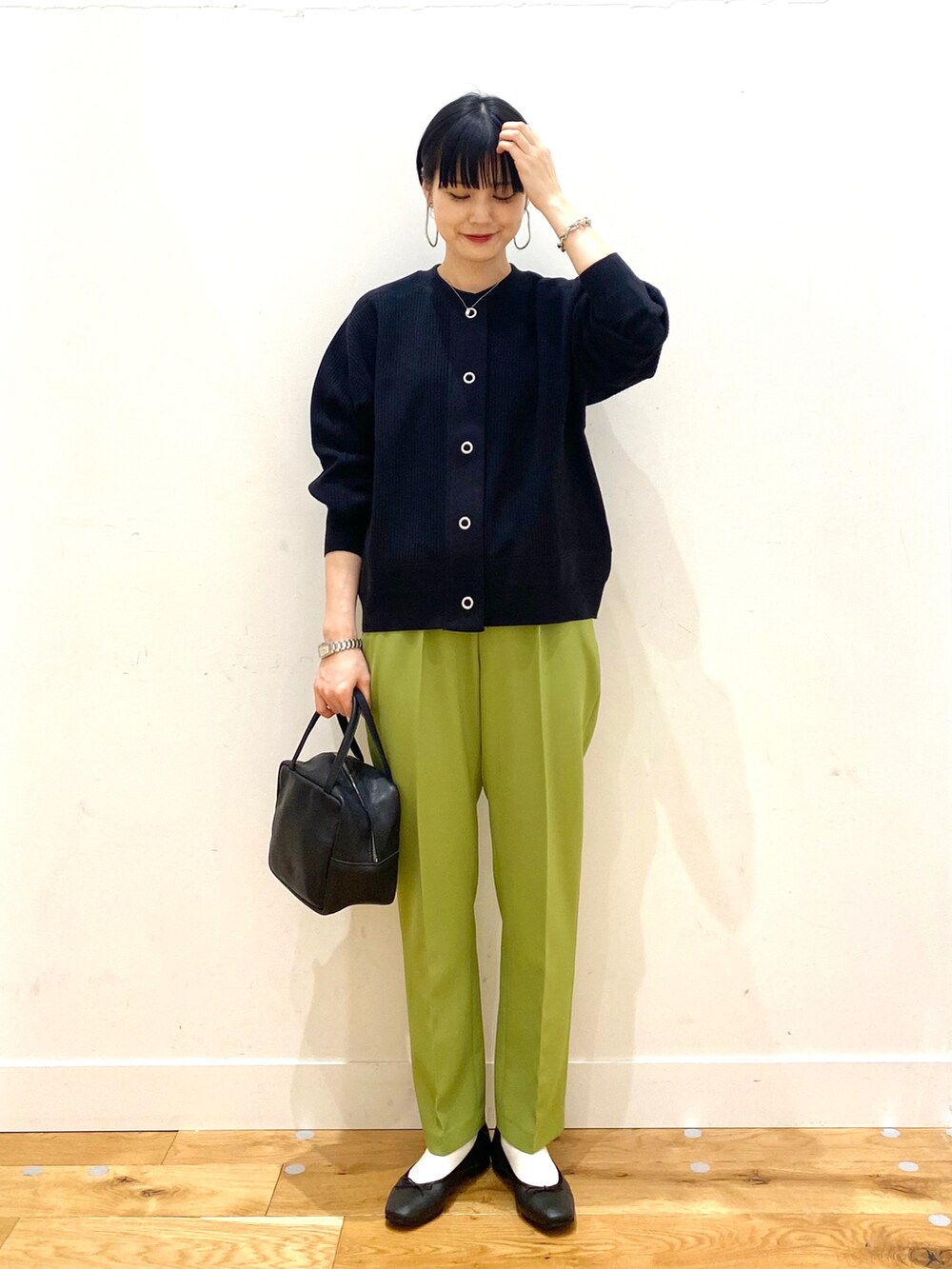 ブラック系のカーディガン/ボレロ、グリーン系のその他パンツ、ブラック系のトートバッグを着用したレディースの春コーディネートの3枚目の写真