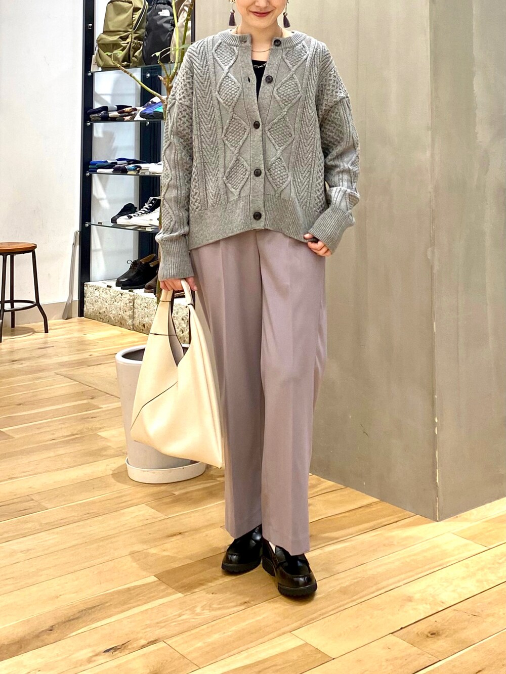「きれいめカジュアル、休日スタイル、シンプルコーデ、大人カジュアル、マイベストコーデ2022、クリスマスに着たい服、ニット、カーディガン、韓国ファッション、おしゃれさんと繋がりたい、URBAN RESEARCH DOORS、URBAN RESEARCH DOORS WOMENS」｜「FORK&SPOONのFORK&SPOON　アラン柄ニットカーディガン（カーディガン/ボレロ、グレー系）」を使った、saoriさん（レディース・158cm）の冬コーディネートの4枚目の写真