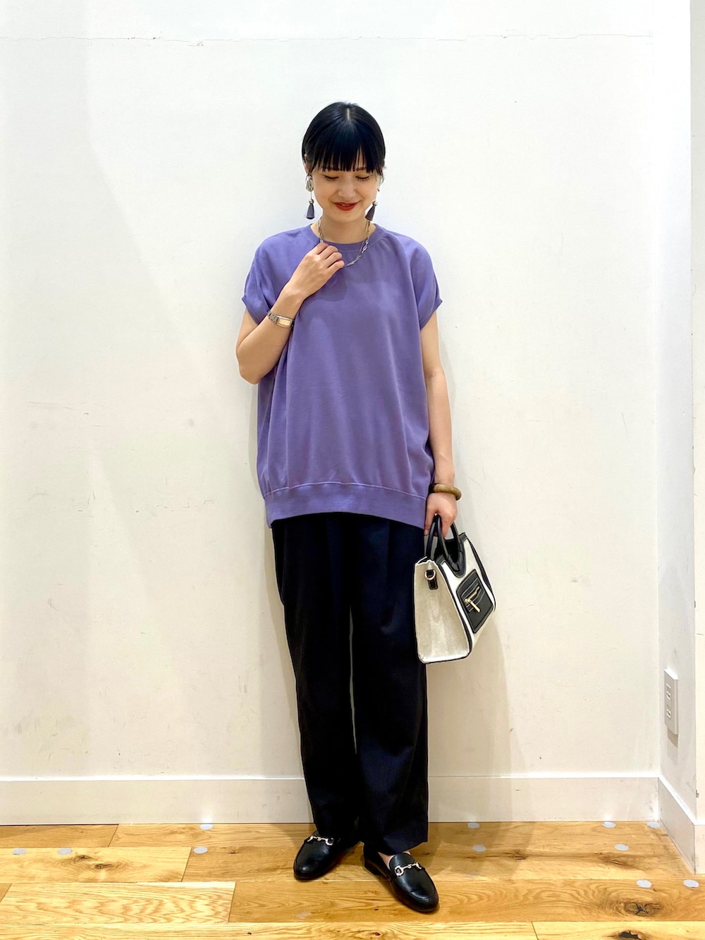 パープル系のTシャツ/カットソー、ブラック系のその他パンツ、ブラック系のトートバッグを着用したレディースの夏コーディネートの2枚目の写真