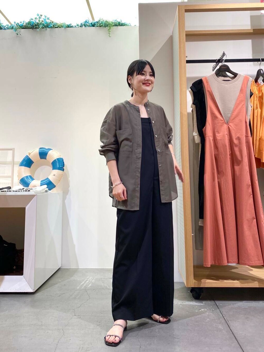 ブラック系のサンダル、グレー系のシャツ/ブラウス、ブラック系のサロペット/オーバーオールを着用したレディースの夏コーディネートの3枚目の写真