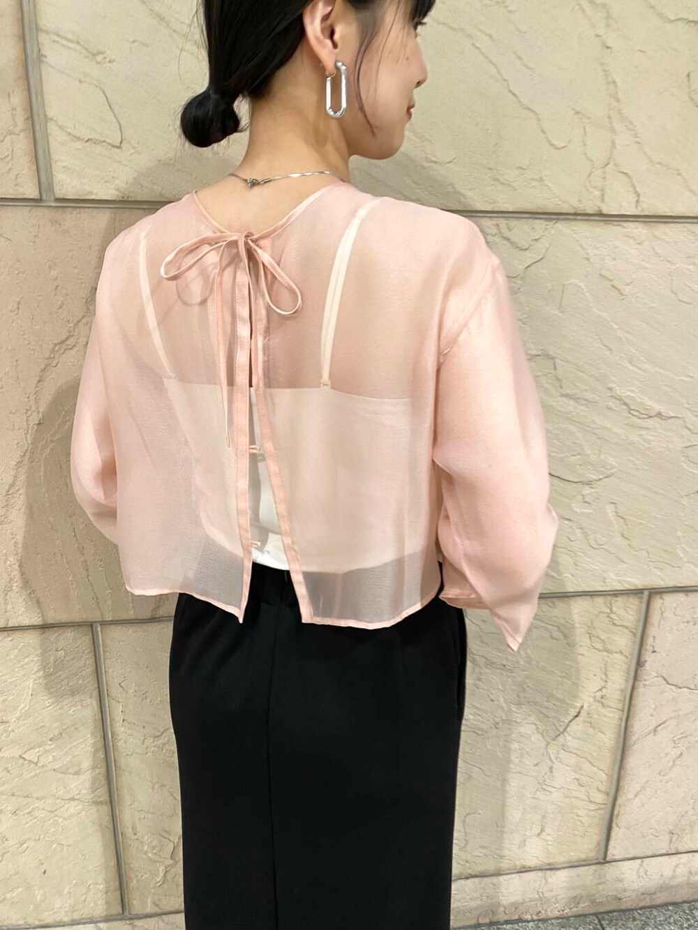 ブラック系のスカート、ピンク系のシャツ/ブラウスを着用したレディースの夏コーディネートの8枚目の写真