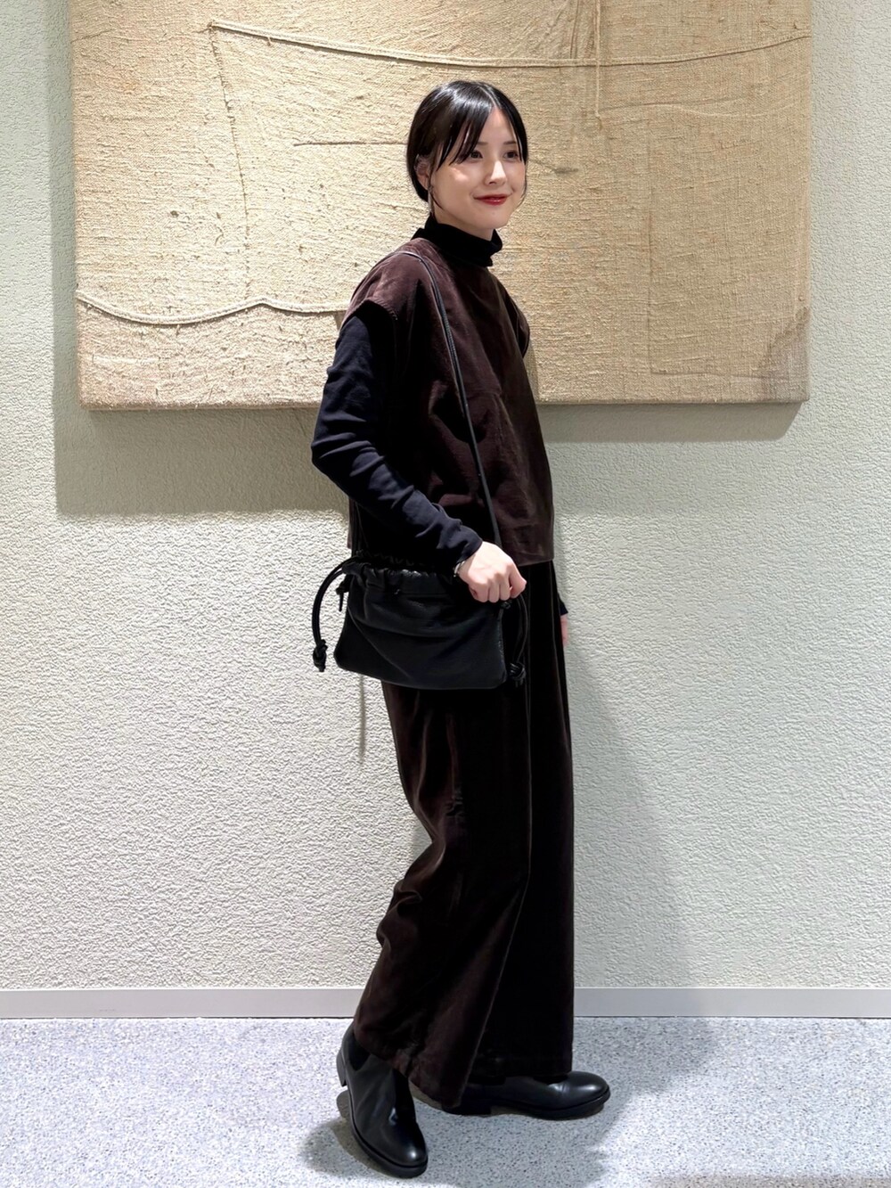 ブラック系のTシャツ/カットソー、ブラック系のTシャツ/カットソー、ブラウン系のベストを着用したレディースの秋コーディネートの2枚目の写真