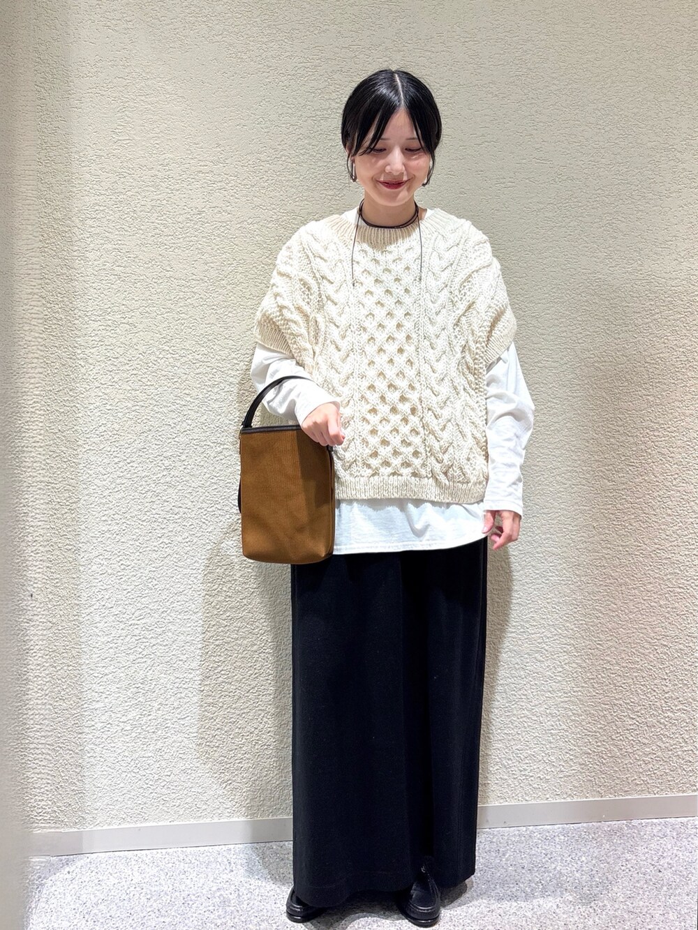 ホワイト系のTシャツ/カットソー、ホワイト系のTシャツ/カットソー、ホワイト系のニット/セーターを着用したレディースの秋コーディネートの6枚目の写真