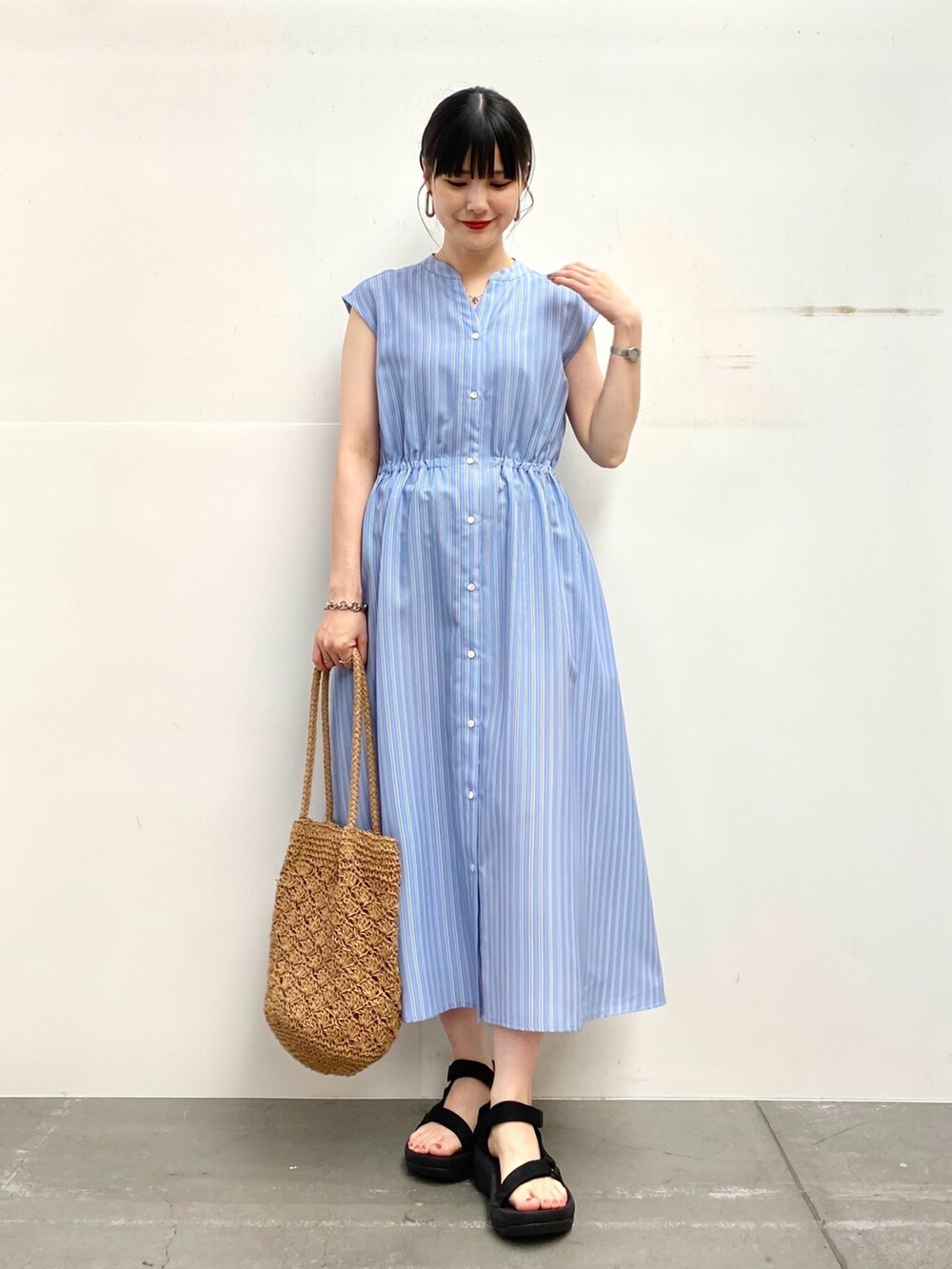 その他のシャツワンピース、ベージュ系のトートバッグ、ブラック系のサンダルを着用したレディースの夏コーディネートの2枚目の写真